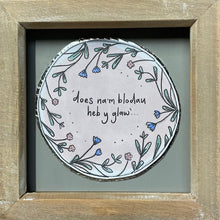 Load image into Gallery viewer, Ffram &#39;Does na&#39;m blodau heb y glaw&#39; Frame